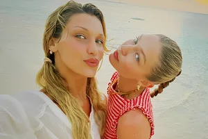 Белла Хадид в цветочном бюстгальтере и Джиджи Хадид в кружевных трусиках вышли на подиум Victoria's Secret