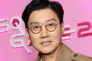 Режиссер Хван Дон Хёк признался, что устал от дорамы «Игра в кальмара» Режиссер Хван Дон Хёк признался, что устал от дорамы «Игра в кальмара»