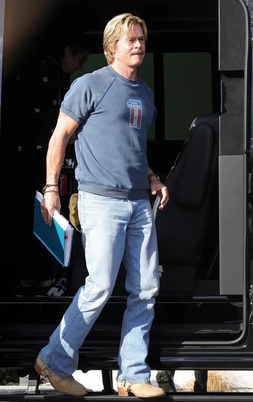 Брэд Питт предстал с усами и в парике