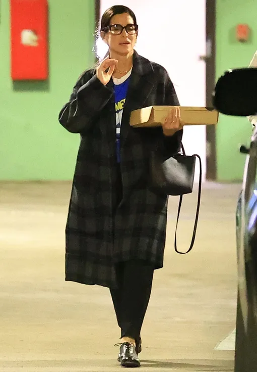 Сандра Буллок раздала печенье прохожим