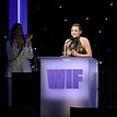 Кино, женщины, мода: Лили Рейнхарт получила премию WIF Max Mara Face of the Future Award — объясняем, почему это важно