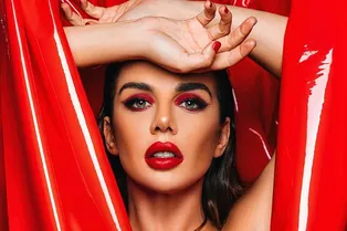 «Роковой красный»: Анна Седокова снялась в платье с глубоким декольте «Роковой красный»: Анна Седокова снялась в платье с глубоким декольте