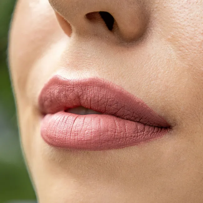 Как нанести матовую помаду без сухости и катышек: лучшие бьюти-секреты от визажиста