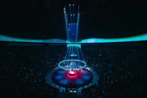 Сюзанна выступила на перформансе Love Mass performance в Большом Московском цирке