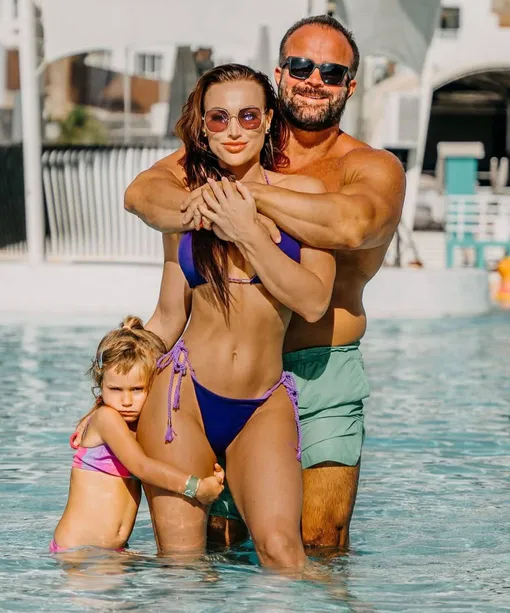 Бела Кати с женой Дианой Саламон и дочерью Жасмин Бела Кати с женой Дианой Саламон и дочерью Жасмин