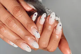 Хром для неженок: 6 элегантных идей маникюра для тех, кто не принял моду на гламур в 2026 году