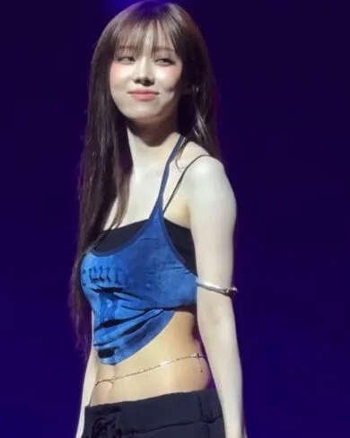 Карина привлекла внимание фанатов необычным цветом живота