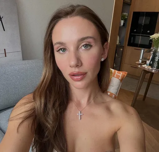 Mia Boyka призналась, что бриллиантовый крестик ей подарил близкий человек