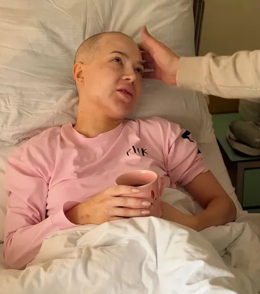 Лерчек начала проходить химиотерапию и лучевую терапию, из-за этого у нее стали выпадать волосы