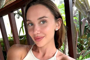 Mia Boyka показала фигуру в розовом бикини на пляже в Дубае