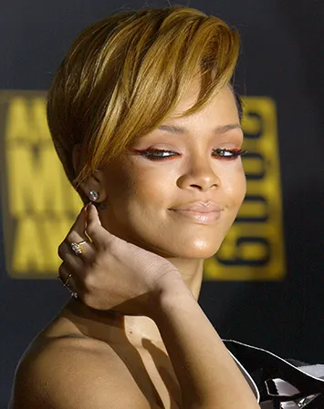 До и после перевоплощения из брюнетки в блондинку и обратно певица выглядит отлично брюнетка в блондинку до и после