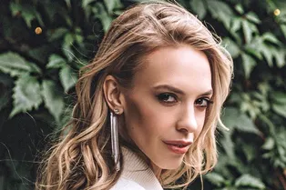 Звезда без бюстгальтера: секс-бомба Comedy Woman показала удивительную талию
