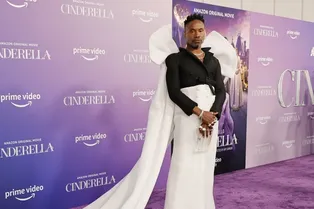 «Фея-крестная» Билли Портер в платье затмил звезд на премьере «Золушки» «Фея-крестная» Билли Портер в платье затмил звезд на премьере «Золушки»