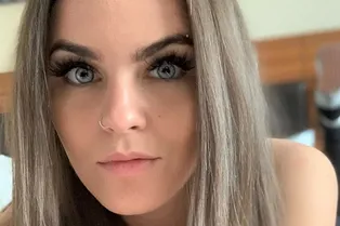 «Такой маразм, меня бомбит!»: звезду Little Big возмутили примерочные в H&M «Такой маразм, меня бомбит!»: звезду Little Big возмутили примерочные в H&M