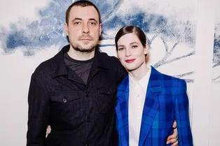 Похудевшая Юлия Снигирь в ярком образе поддержала Цыганова на премьере «Медеи» Похудевшая Юлия Снигирь в ярком образе поддержала Цыганова на премьере «Медеи»