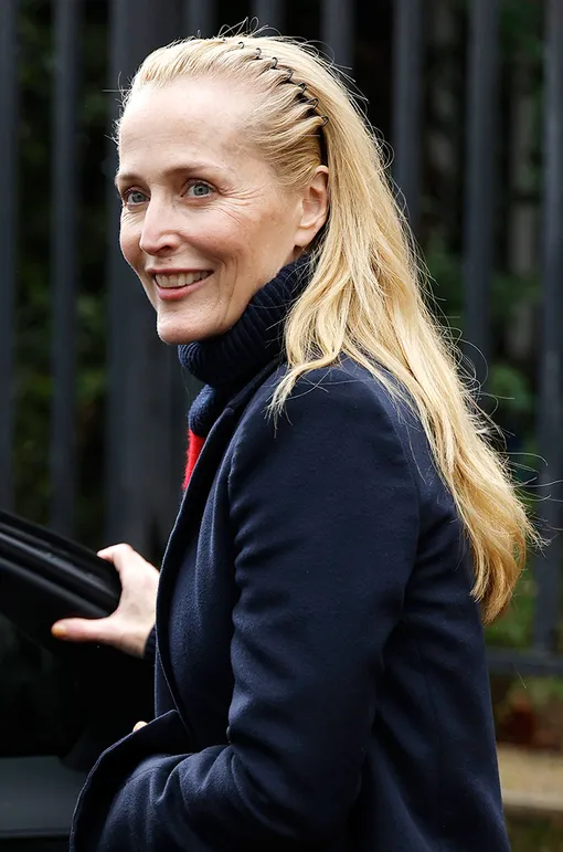 После выхода на подиум одного популярного бренда, Джиллиан Андерсон заметили с тем же ободком уже в повседневной жизни