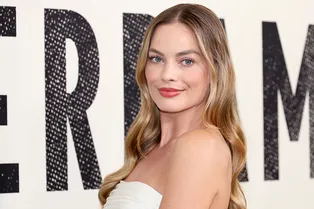 Марго Робби нашла джинсы, за которыми мы будем стоять в очередях в 2023 году