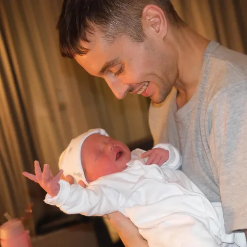 Оскар Туттиетт с новорожденным