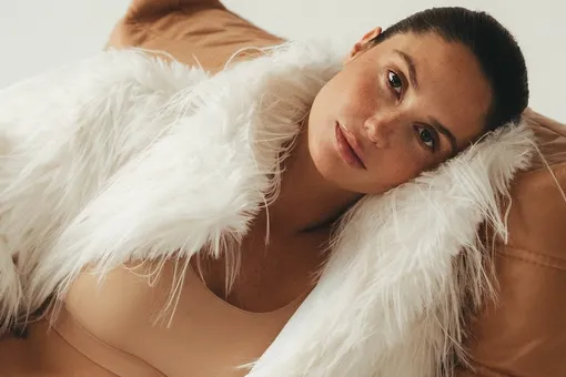 «Чувствую себя любимой и красивой»: беременная Агата Муцениеце обнажила большой живот