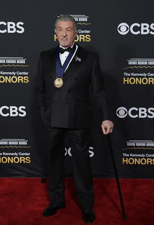 Сильвестр Сталлоне впервые вышел в свет с тростью