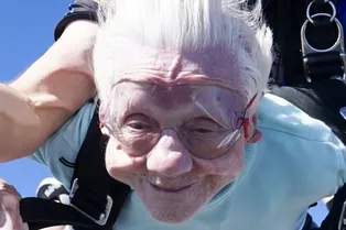 Установила мировой рекорд в конце жизни: 104-летняя Дороти Хоффнер умерла после прыжка с парашютом Установила мировой рекорд в конце жизни: 104-летняя Дороти Хоффнер умерла после прыжка с парашютом
