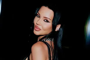 Оксана Самойлова в полупрозрачном мини-платье и чулках станцевала на столе в день 38-летия