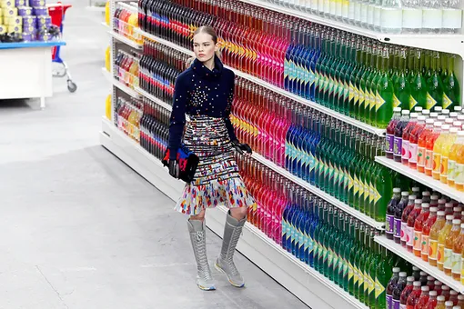 Легендарный показ Chanel, стилизованный под шопинг в супермаркете. Легендарный показ Chanel, стилизованный под шопинг в супермаркете.
