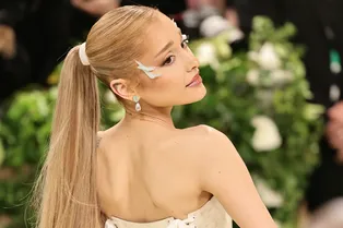 Волосы в тон кожи: все о модном люкс-окрашивании, взорвавшем соцсети