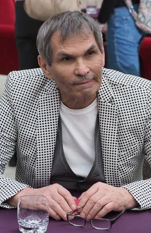 Бари Алибасов контролирует группу по телефону Бари Алибасов контролирует группу по телефону