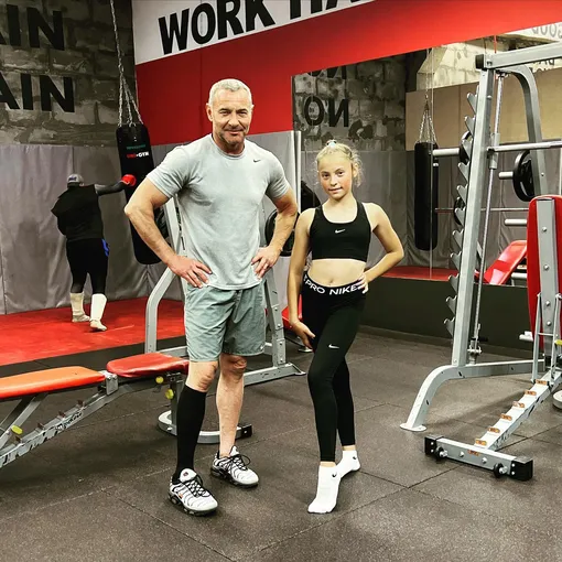 Максим Дрозд на тренировке с дочерью Софией