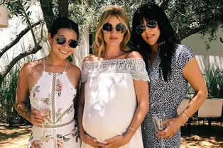 Беременная Рози Хантингтон-Уайтли устроила вечеринку в честь будущего малыша