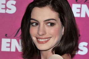 Энн Хэтэуэй впервые вышла в свет с новорожденным ребенком, мужем и старшим сыном Энн Хэтэуэй впервые вышла в свет с новорожденным ребенком, мужем и старшим сыном