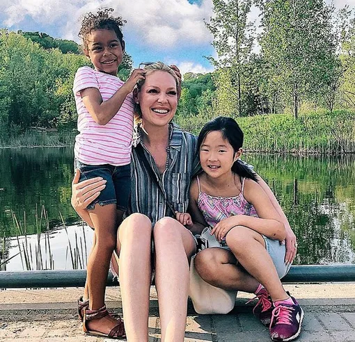 Кэтрин Хейгл с приемными дочерьми