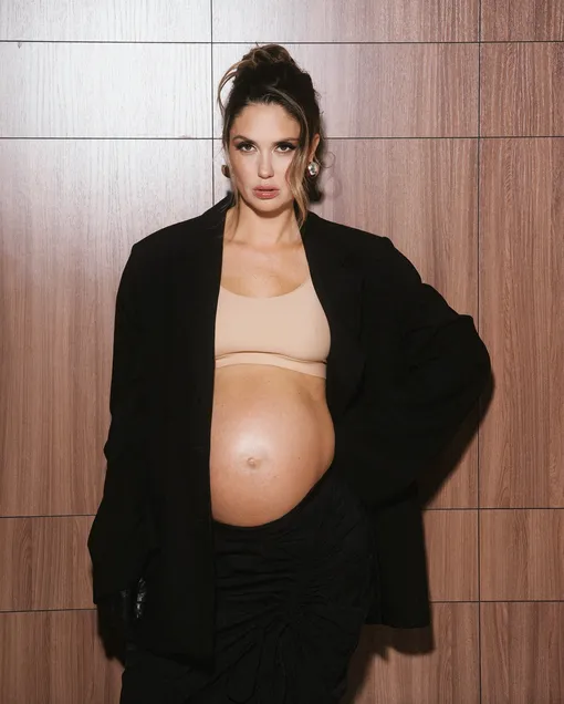 Агата Муцениеце во время беременности