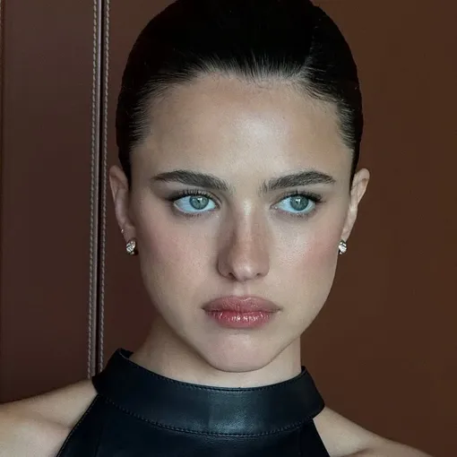 Маргарет Куолли выглядит особенно красиво, подчеркивая макияжем самые выразительные черты своего лица