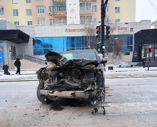Авария произошла на проспекте Ленина в центре Якутска Авария произошла на проспекте Ленина в центре Якутска