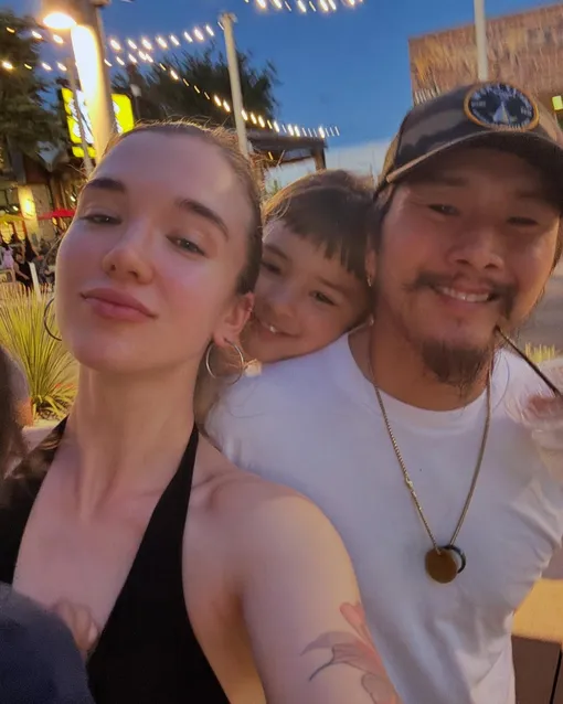 Александра и Джастин Чон с дочерью