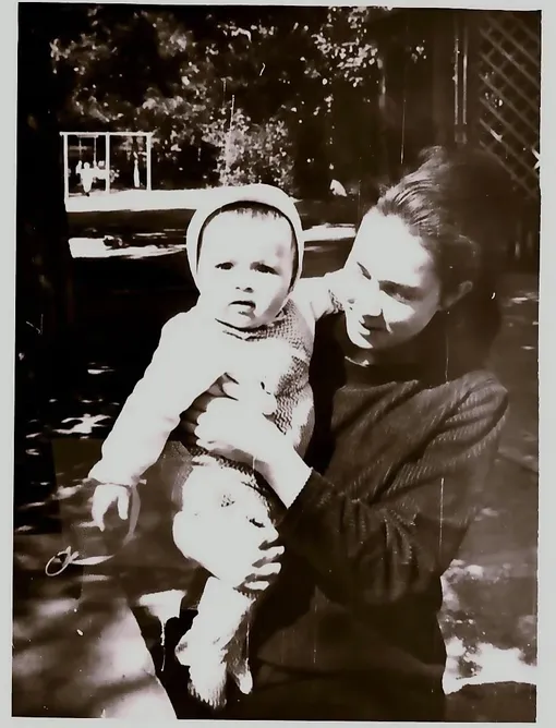 Ольга Кабо на руках у мамы