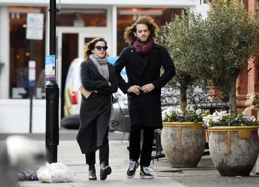 Поклонники были уверены, что личная жизнь Эммы Уотсон изменится, когда у нее начался роман с Лео Робинтоном, и ждали помолвки Эмма Уотсон биография