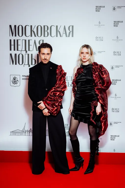 Алексей Сухарев (стилист, ведущий Youtube канала «Модный подкаст») в костюме бренда «Кольчуга» и Маша Хауберк (дизайнер бренда «Кольчуга»)