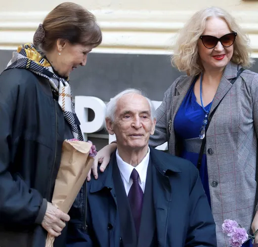 Агнесса Петерсон, Василий Лановой и Елена Сотникова на открытии памятной доски Юрию Яковлеву. 2019 г. Агнесса Петерсон, Василий Лановой и Елена Сотникова на открытии памятной доски Юрию Яковлеву. 2019 г.