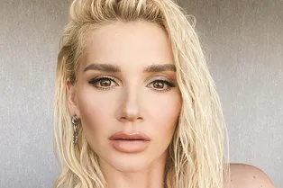 «Сексуальная начальница»: Миша Романова дерзко положила обнаженные ноги на стол