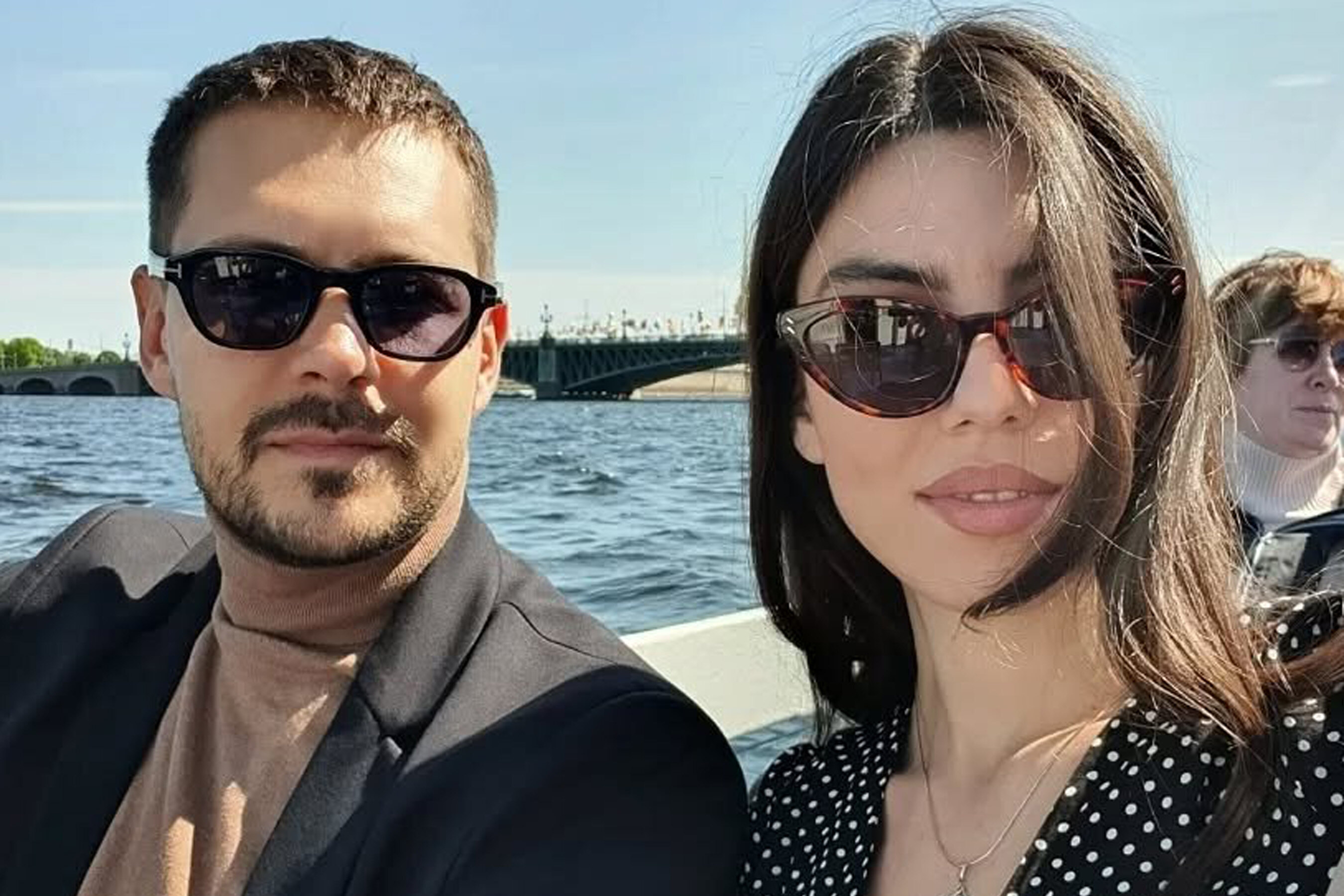Жена Милоша Биковича снялась в платье с откровенной зоной декольте в Москве