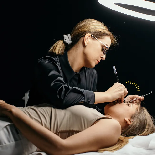 Почему во время менопаузы стоит сделать перманентный макияж: 5 плюсов процедуры для женщин 50+