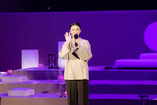 Абсолютный Sold Out в кинотеатре «Октябрь» и тысячи человек онлайн: Елена Блиновская устроила массовую медитацию Абсолютный Sold Out в кинотеатре «Октябрь» и тысячи человек онлайн: Елена Блиновская устроила массовую медитацию