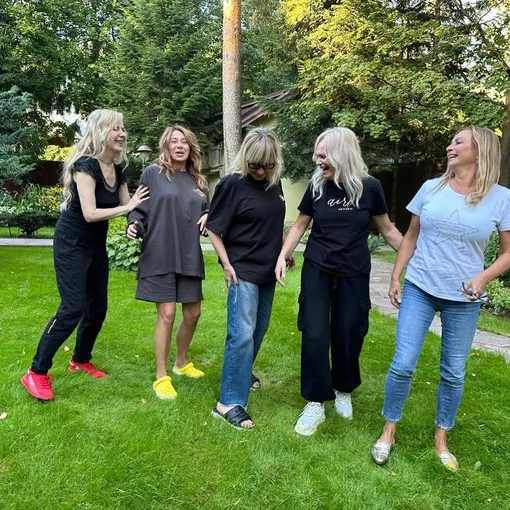 Солистки группы «Комбинация» на природе Солистки группы «Комбинация» на природе