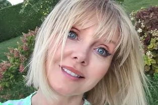 Колготки в сетку и дерзкое мини: певица Валерия похвасталась точеными ногами