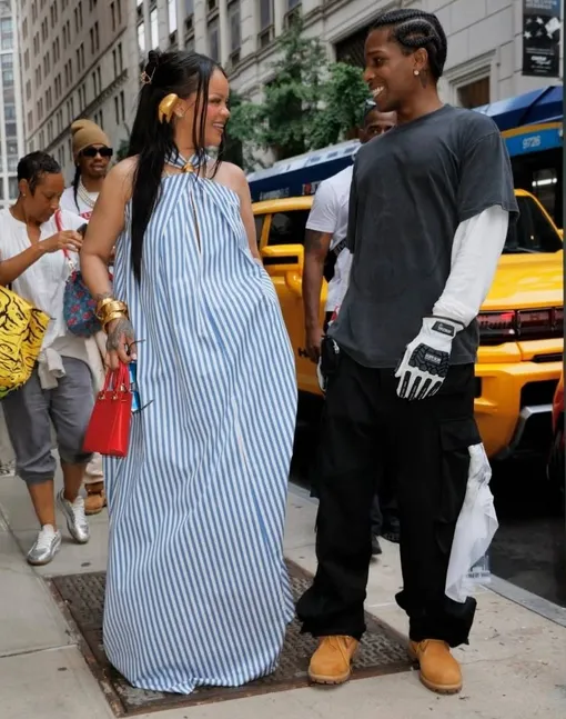 Рианна в свободной наряде с бойфрендом A$AP Rocky Рианна в свободной наряде с бойфрендом A$AP Rocky