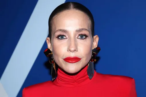 «Зачем тыкать камеру в лицо? Позор!»: Викторию Боню и Клаву Кову возмутило видео с Юлией Барановской за кулисами премии