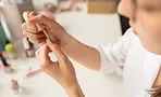 Потому и не как в салоне: 3 главные ошибки домашнего маникюра, которые допускают все